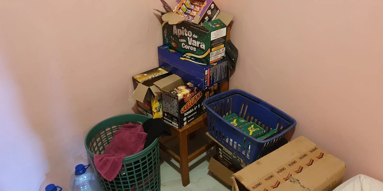 Fotos: Comerciante é preso em flagrante com explosivos, fiação de cobre e carne estragada em Castro