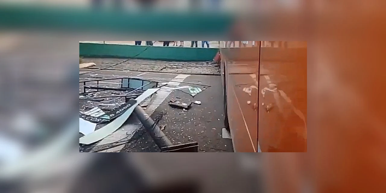 Vídeo: Ônibus de transporte coletivo se envolve em acidente no centro de PG