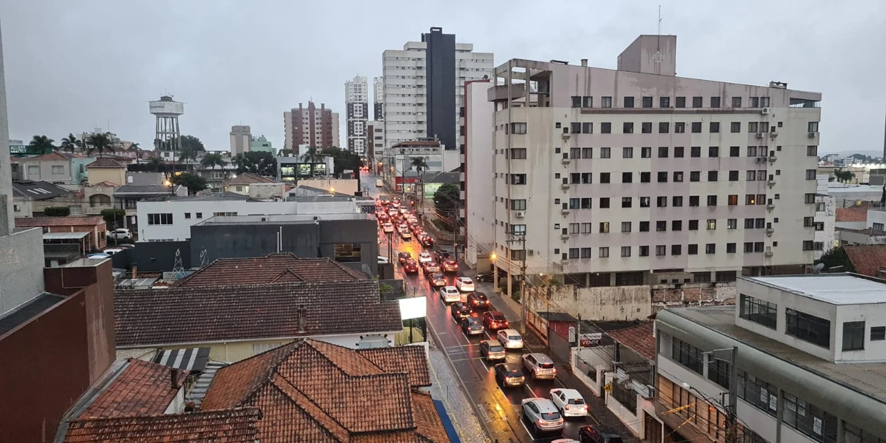Frente fria avança no PR e final de semana deve ser chuvoso em PG