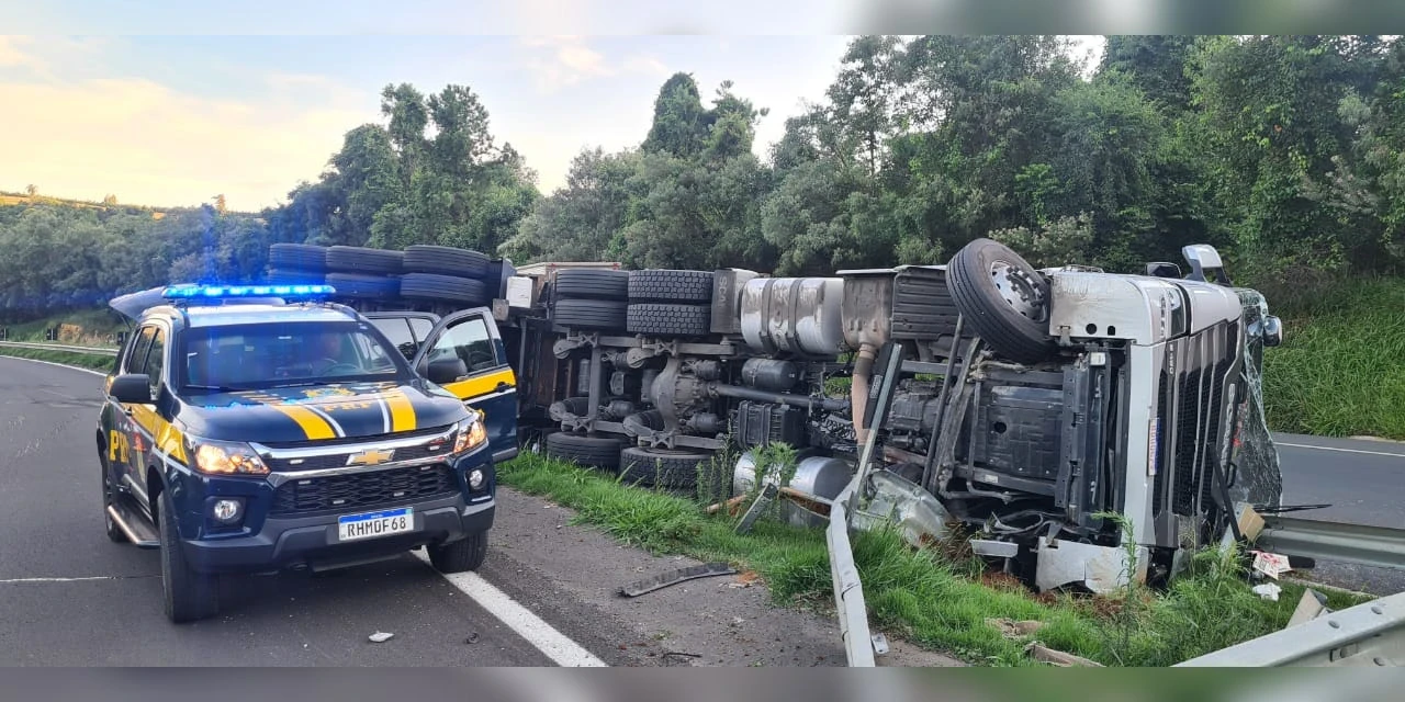 Motorista fica gravemente ferido após tombar caminhão na BR-376