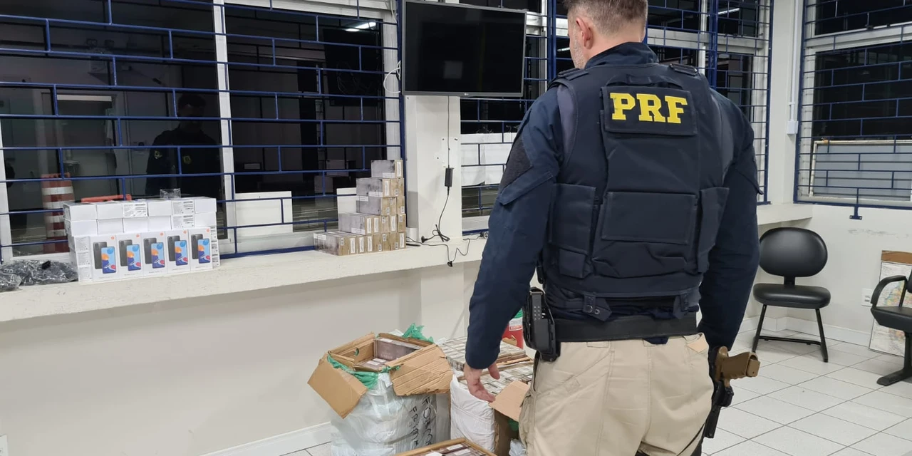 PRF apreende celulares e cigarros dentro da câmara fria de caminhão em PG