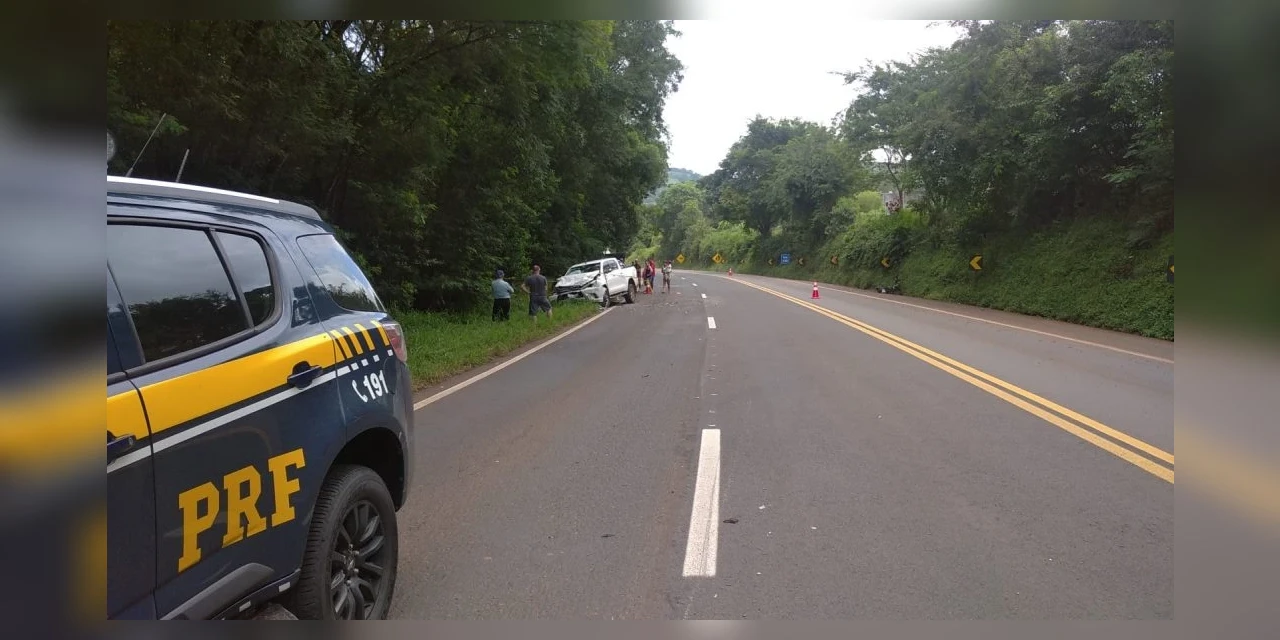 Acidente entre três veículos na BR-277 mata idoso e criança