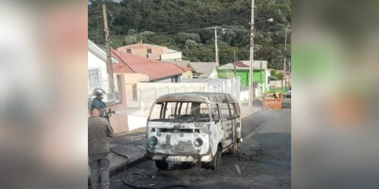 Kombi fica totalmente destruída após pegar fogo em PG