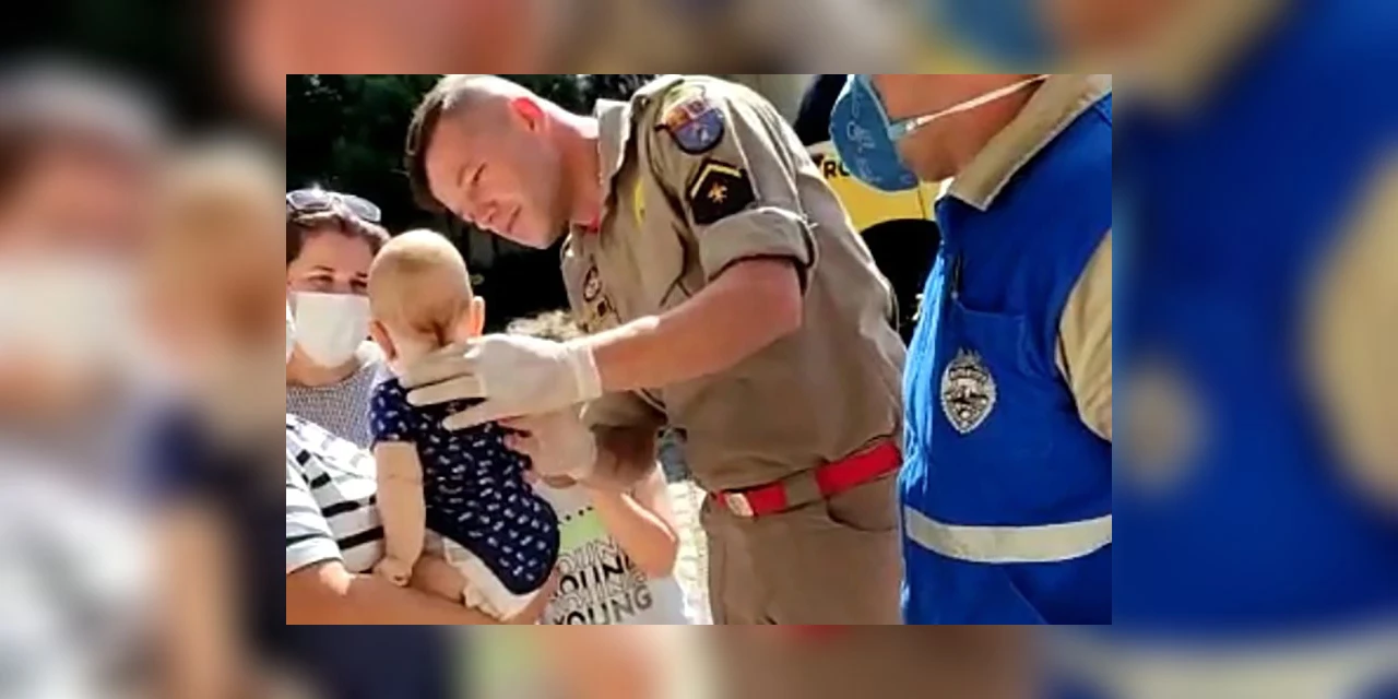 Após policiais salvarem a vida de um bebê, PM orienta sobre casos de engasgamento