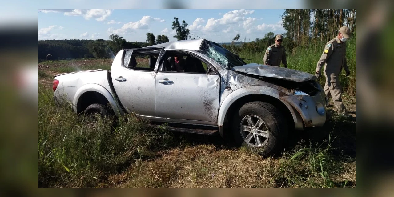 Condutora perde controle da direção e capota carro na BR-376 em PG