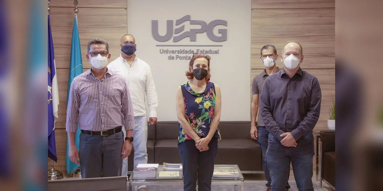 UEPG recebe representante da Espanha para debater projetos de inovação