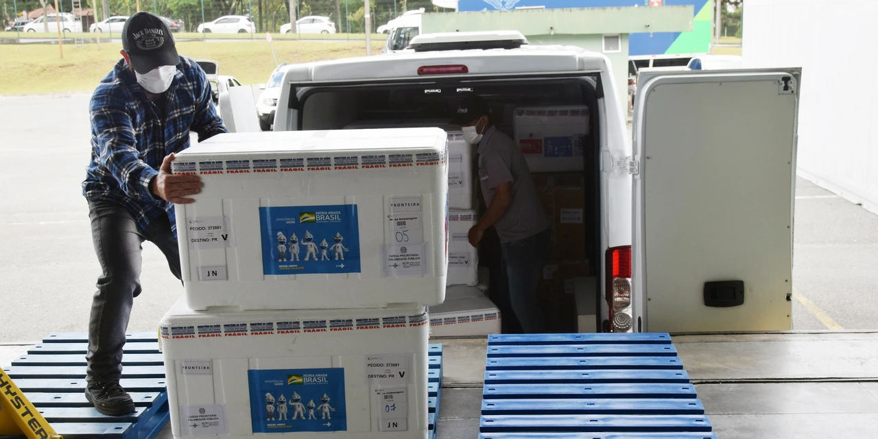 Mais de 805 mil vacinas contra a Covid-19 devem chegar ao Paraná nesta segunda