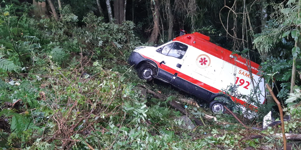 Ambulância do SAMU sai da pista e se perde em barranco na BR-376