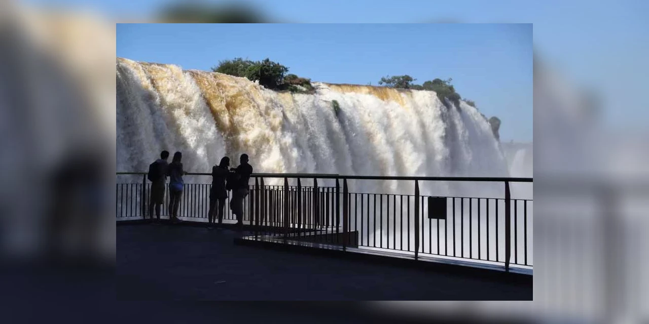 Turismo cresce 13,7% no Paraná em 2021; setor de serviços avança 8,3%