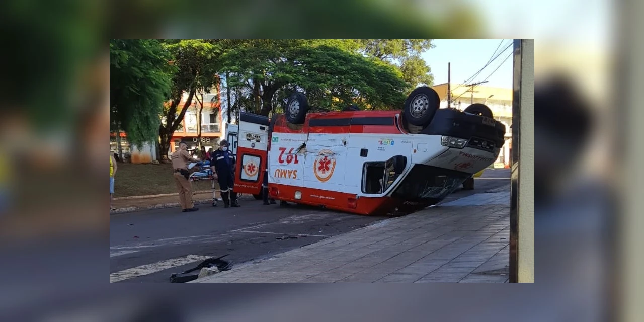 No Paraná, ambulância do SAMU capota após bater contra ônibus