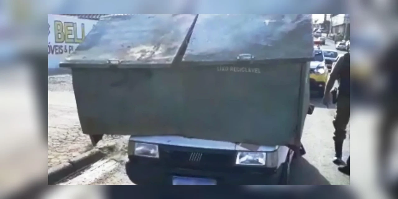 Inacreditável: Motorista é flagrado carregando lixeira gigante sobre o capô do carro no Paraná