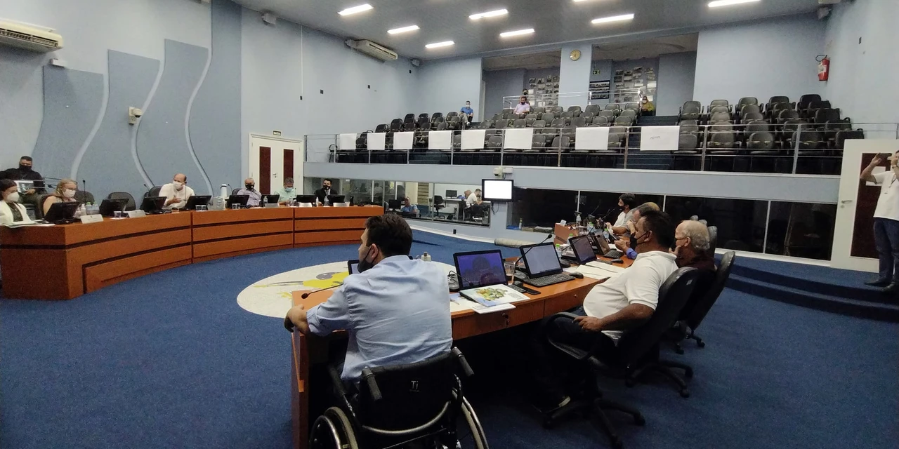 Vereadores aprovam, em segunda discussão, PL que proíbe banheiros unissex em PG
