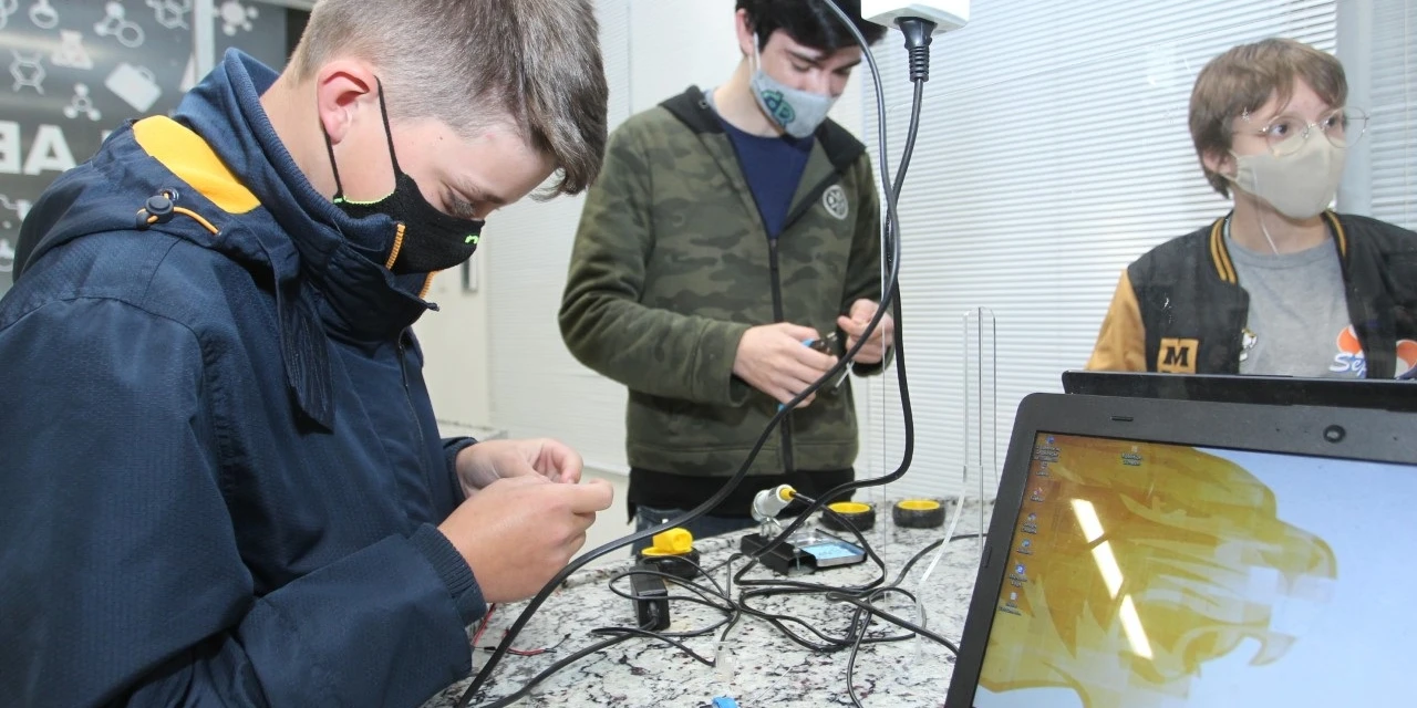 Curso ofertado no Colégio Sepam possibilita que alunos criem projetos práticos na área da Robótica