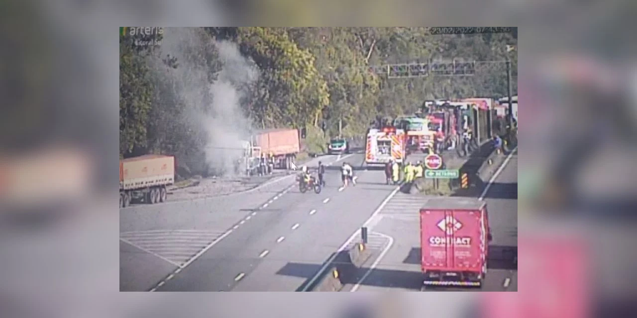 Caminhão pega fogo na BR-376 causa congestionamento em Guaratuba