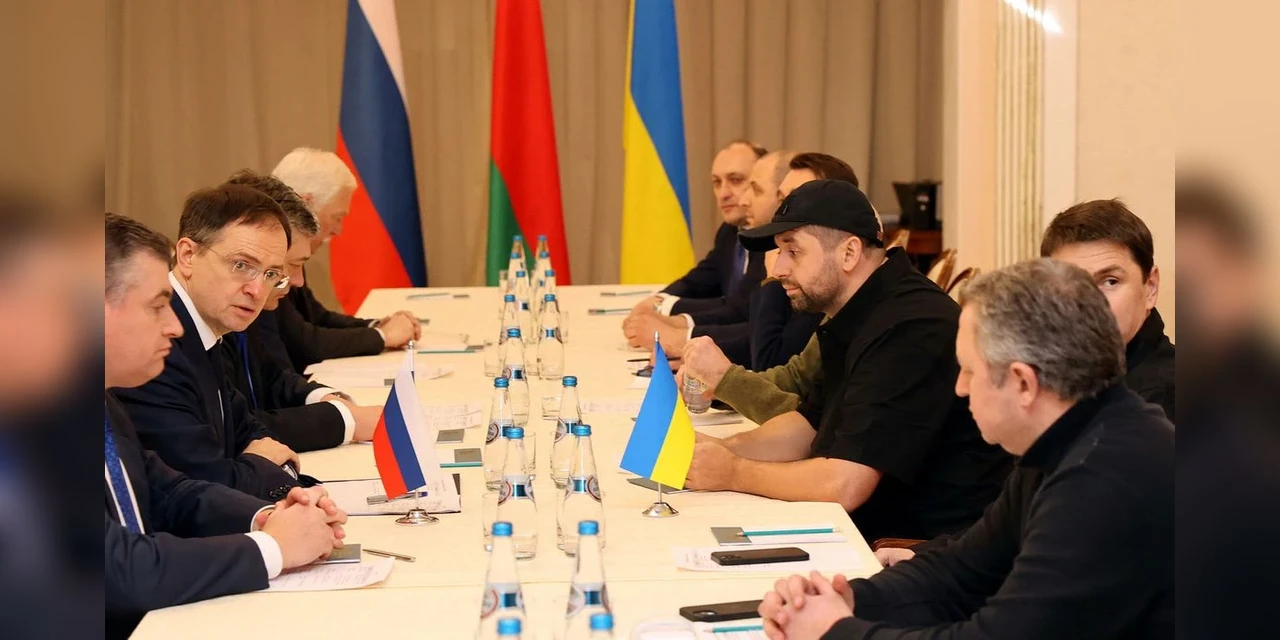 Após quatro dias da invasão na Ucrânia, representantes iniciam negociações na Bielorrúsia