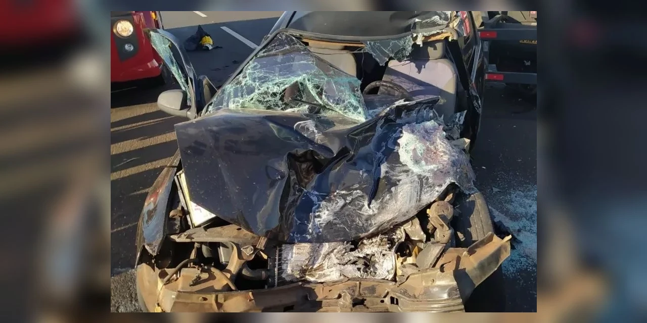 No Paraná, mulher morre após seu carro ser atingido por caminhão