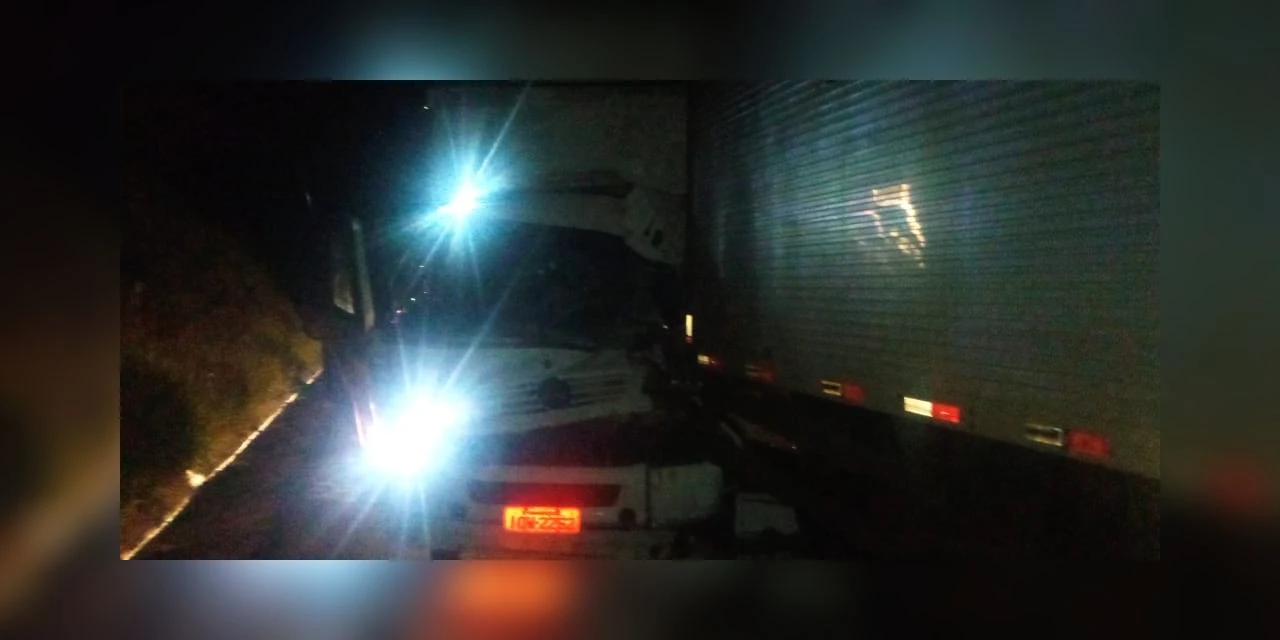 Caminhoneiro fica gravemente ferido após acidente na BR-376