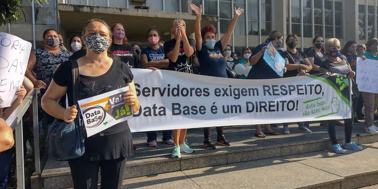 Greve ao vivo: Veja como está a situação na frente da Prefeitura de PG