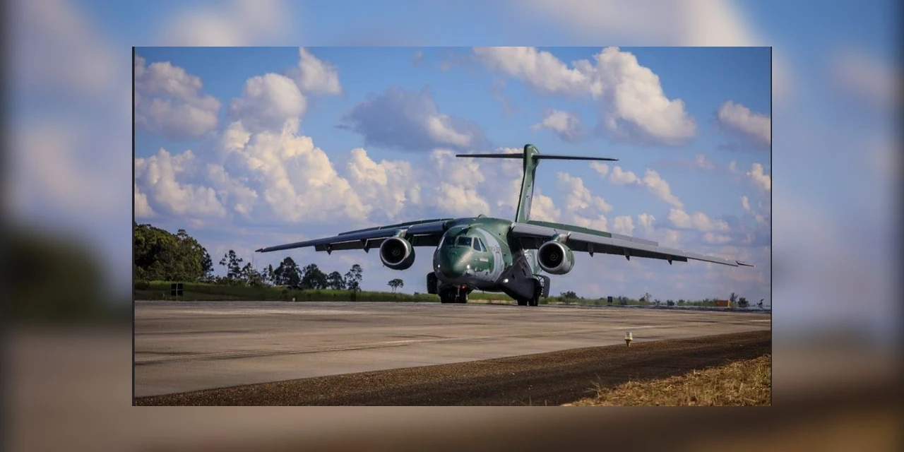 Avião da FAB que resgatará brasileiros parte para a Polônia