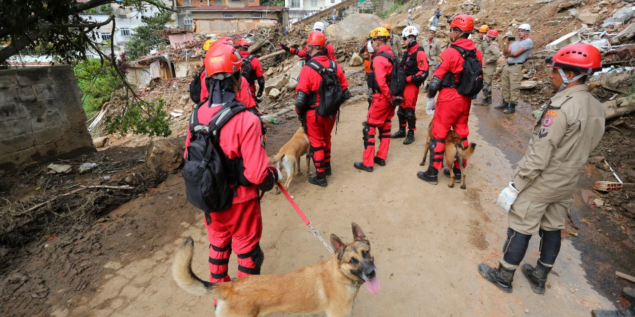 Bombeiros do Paraná concluem participação nas buscas por vítimas em Petrópolis, no Rio