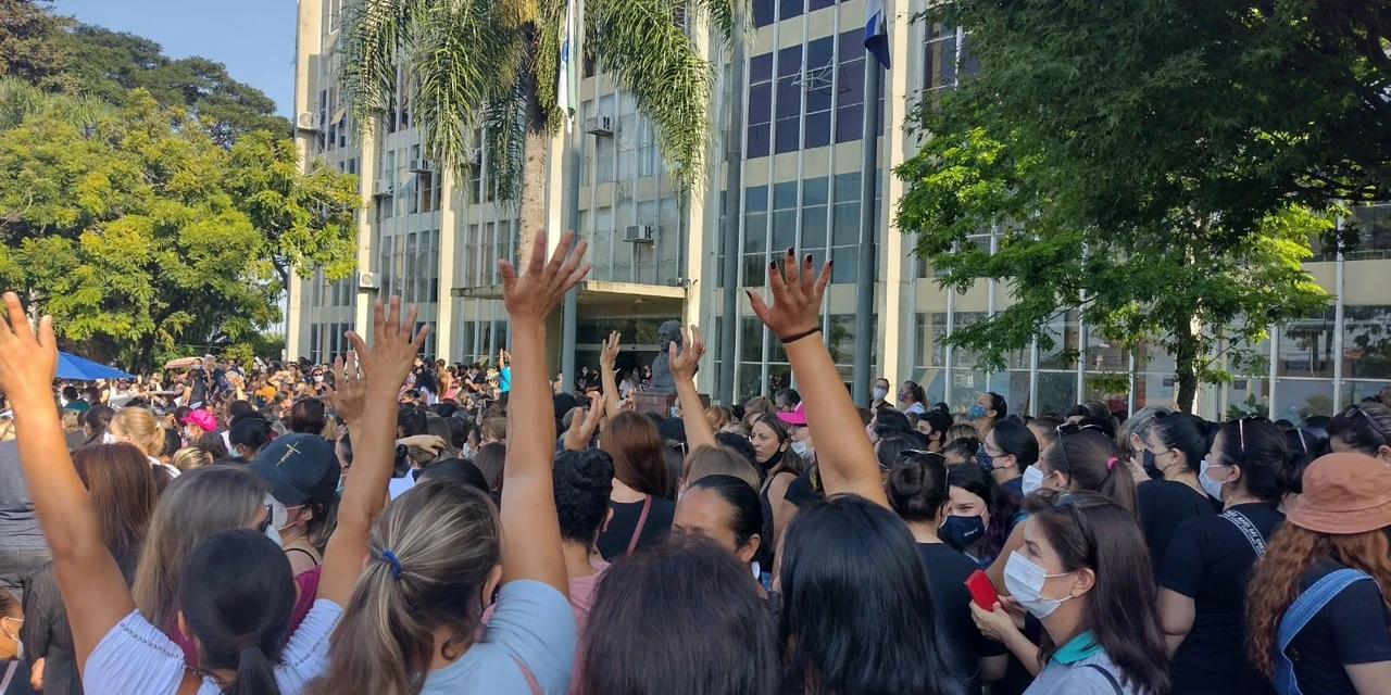 Prefeito Moacyr é ovacionado por grevistas de PG ao anunciar aumento para professores em Castro
