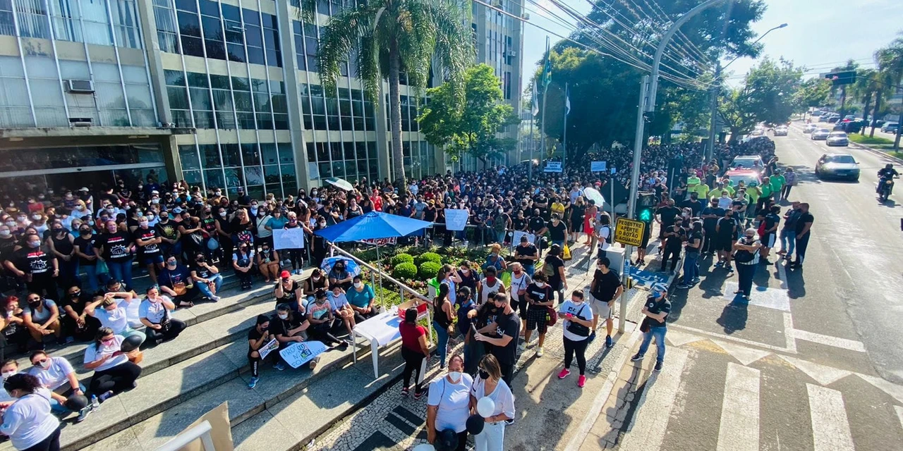 Vídeo: Servidores de PG se reúnem em frente ao gabinete da Prefeita Elizabeth pedindo por reunião: "Prefeita, honre nossos votos"