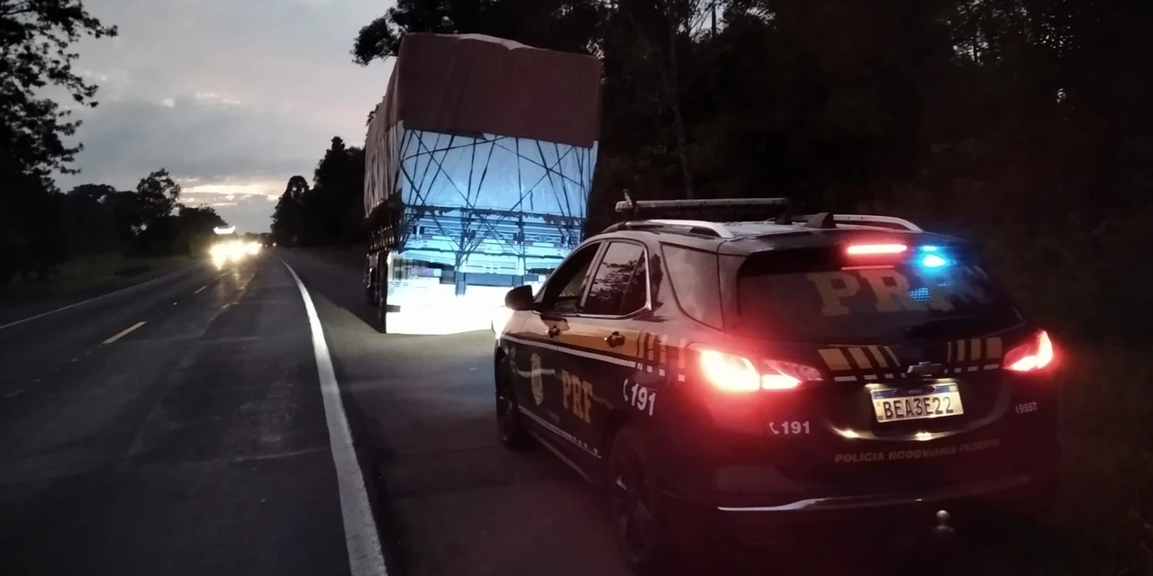 Caminhão roubado é recuperado pela PRF na BR-277