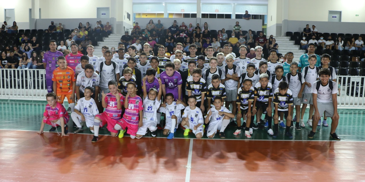 Prefeitura de Castro entrega material esportivo para o Caramuru Futsal