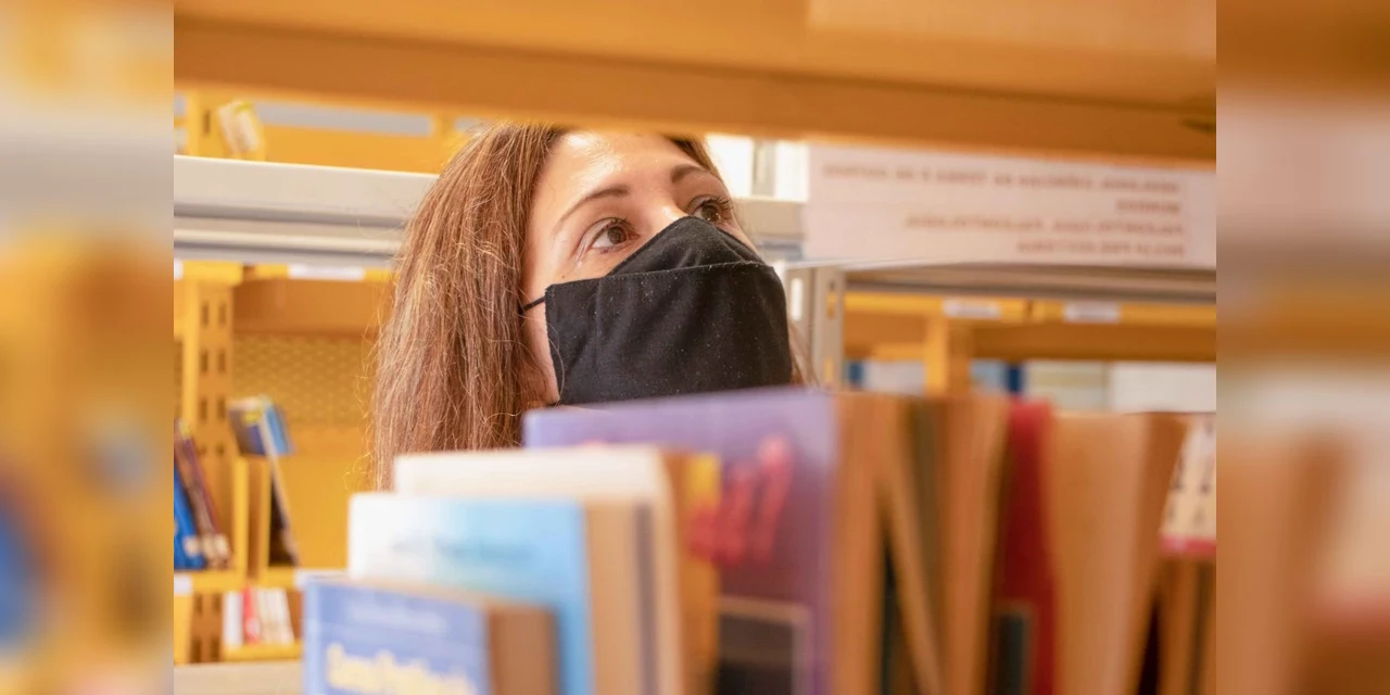 Dia do bibliotecário: conheça a servidora que ajudou a organizar os livros da UEPG