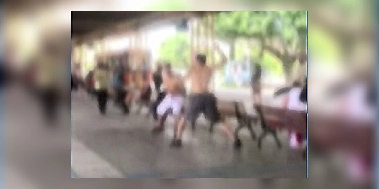 Vídeo mostra briga entre dois rapazes no Terminal Central de PG
