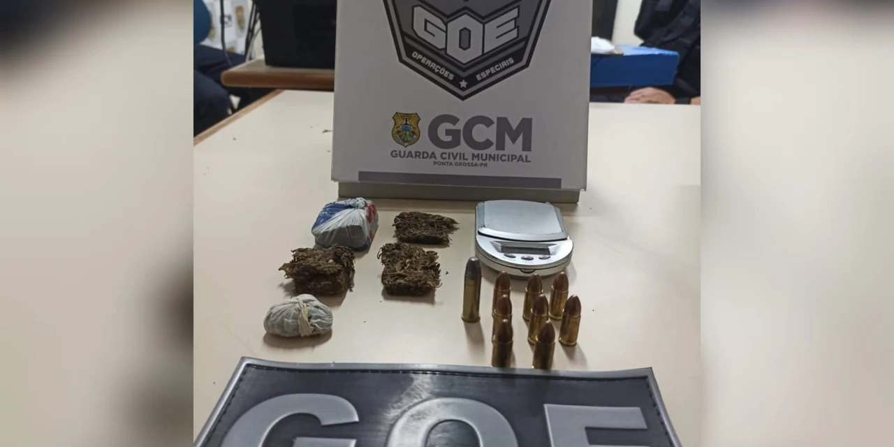 Durante fuga da Guarda Municipal, homens abandonam drogas e munições em PG