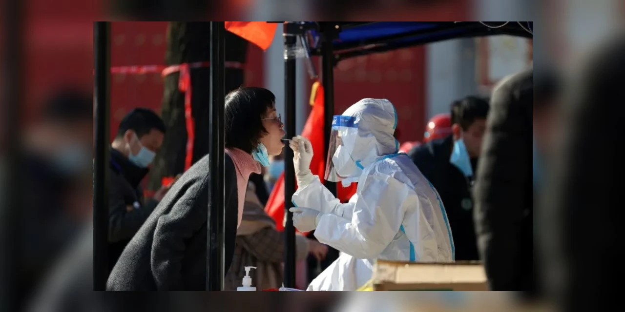 China confina quase 30 milhões de pessoas por surto recorde de Covid-19