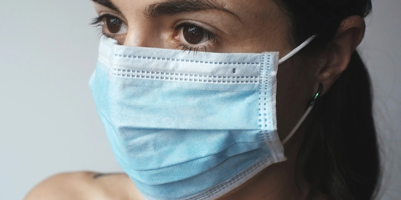 Máscaras deveriam ser mantidas em ambientes fechados, diz especialista
