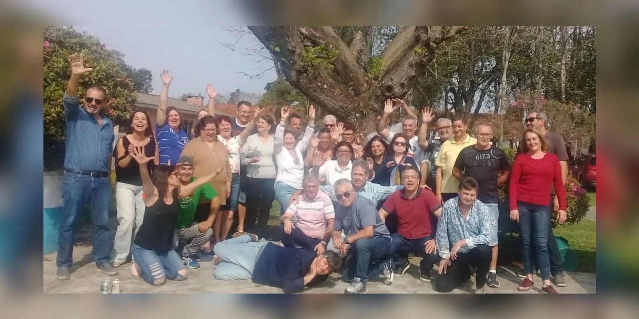 Ex-alunos de colégio de PG se reúnem para celebrar amizade