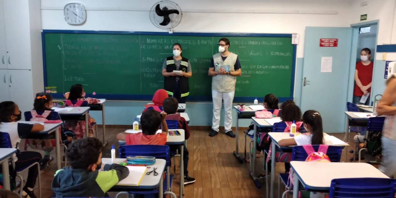 Saúde de Tibagi orienta crianças nas escolas sobre o combate à dengue