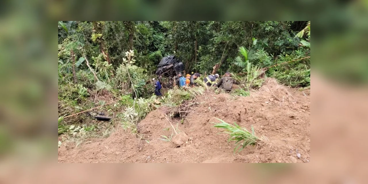 Caminhão do Exército cai de ribanceira em Blumenau e deixa dois mortos