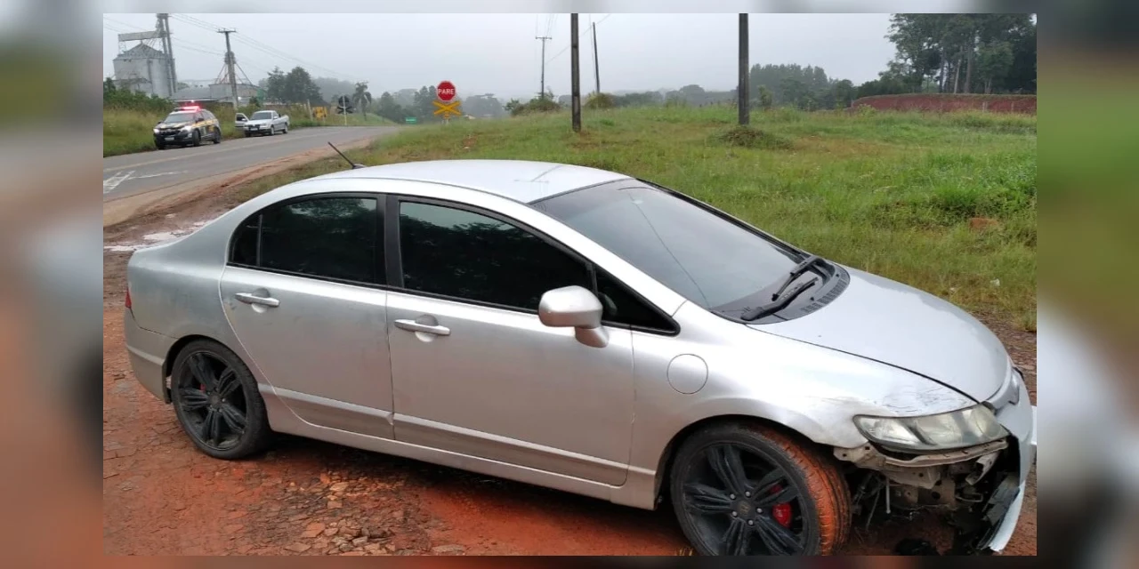 PRF atende acidente entre carro e moto em cruzamento de linha férrea no Paraná