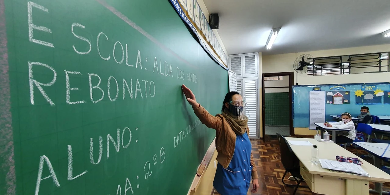 Professores municipais recebem proposta da Prefeitura de PG para pagamento do piso salarial