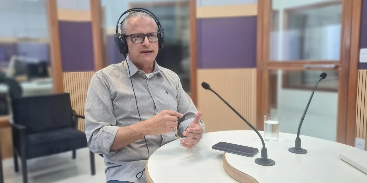 Redes sociais induzem transe hipnótico, afirma psicanalista Eduardo Pereira