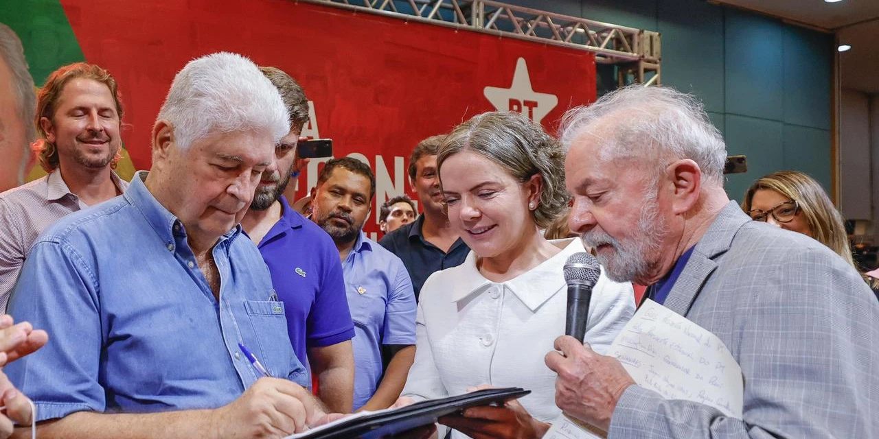 Lula critica preço dos combustíveis e defende fortalecimento do Estado brasileiro em filiação de Requião ao PT