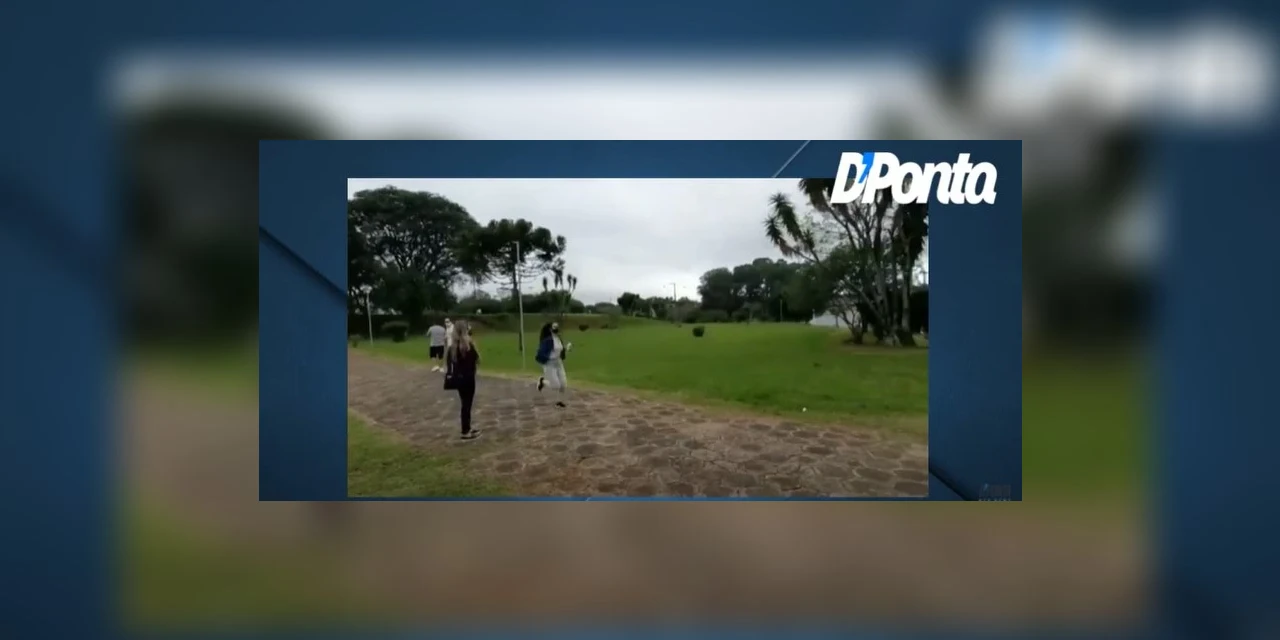 Vídeo mostra chegada de vestibulandos à UEPG minutos antes do portão fechar