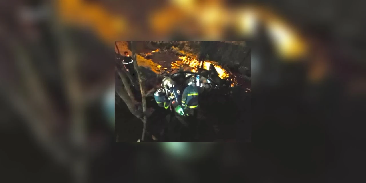 Carro com sete passageiros capota e cai dentro de rio no Paraná