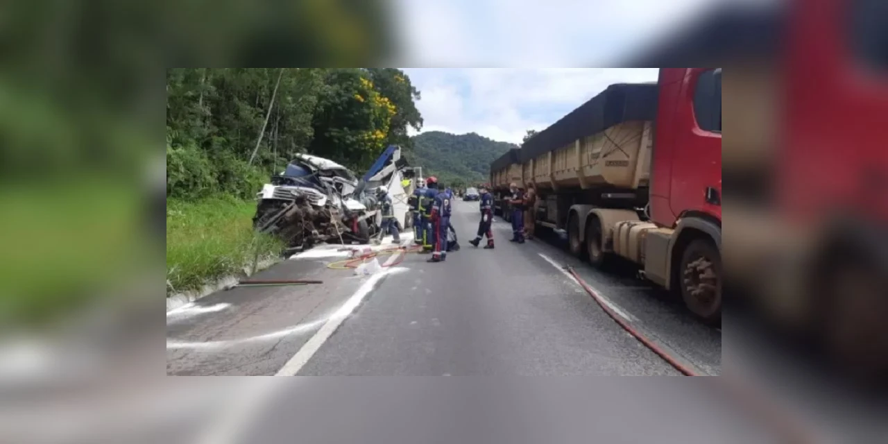 Acidente com quatro caminhões mata motorista na BR-277