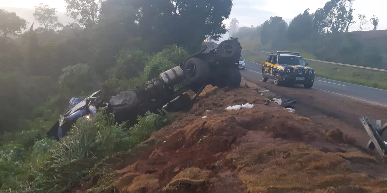 Motorista morre após caminhão cair em barranco na BR-376
