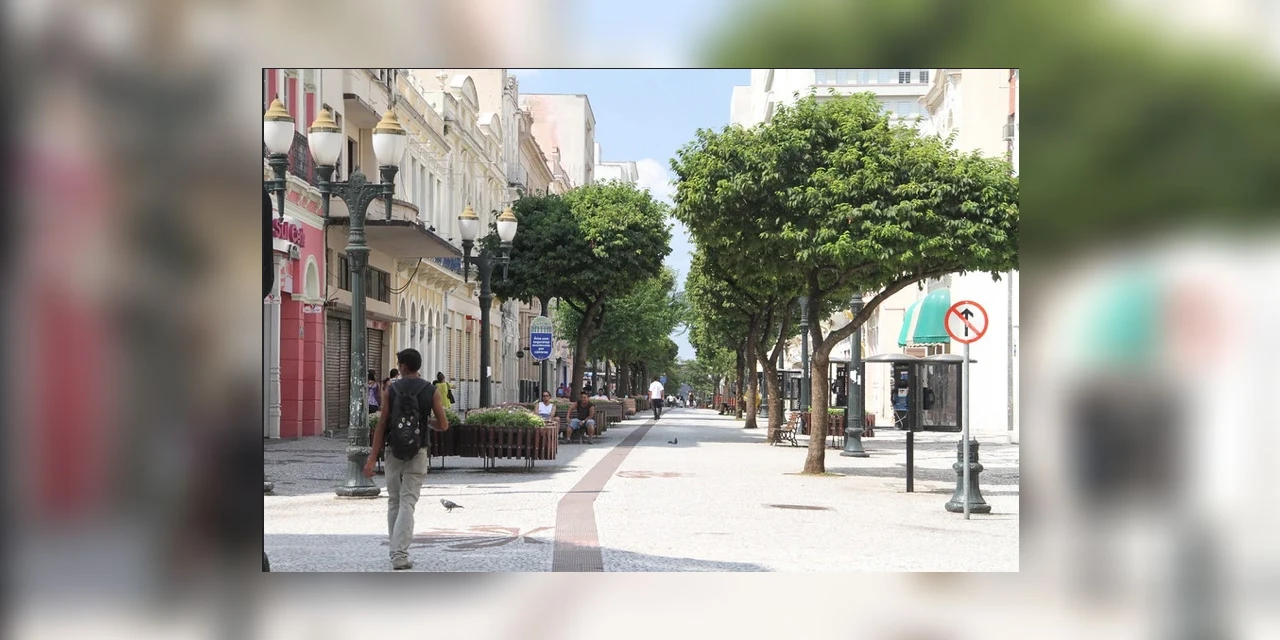 Curitiba desobriga uso de máscaras em locais fechados, exceto em serviços de saúde