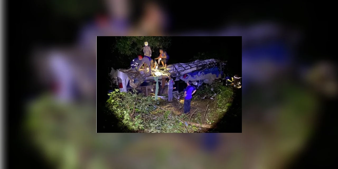 No Paraná, acidente com ônibus de trabalhadores deixa 10 mortos