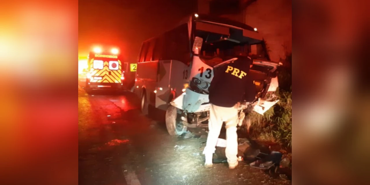 Motorista fica gravemente ferido após micro-ônibus cair de viaduto no Trevo Caetano em PG