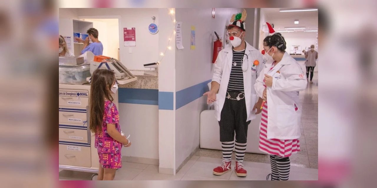 "Os palhaços estão dentro do hospital para lembrar que é um lugar que precisa ser estéril do ponto de vista bacteriológico e não de alegria", afirma Michelle Vaz da SOS Alegria