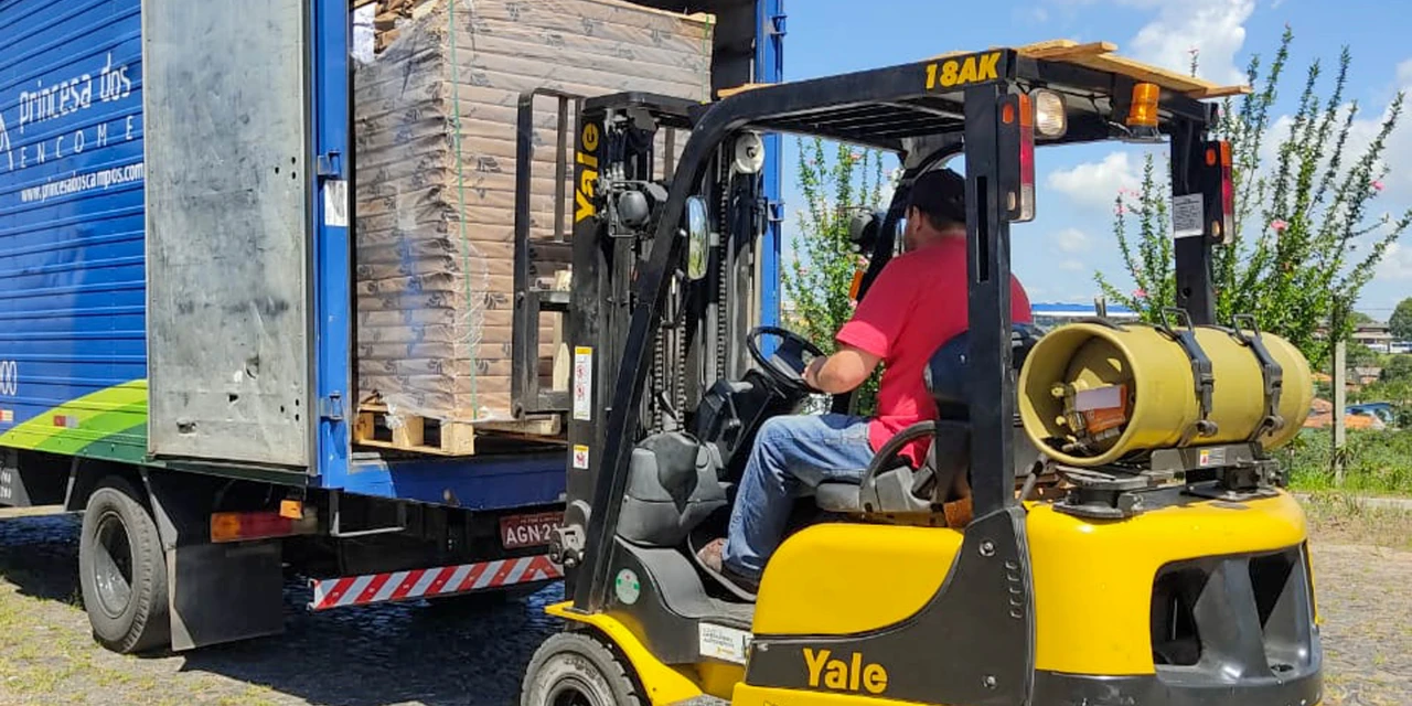 Princesa dos Campos já transportou cerca de 60 toneladas de materiais para incentivar leitura grátis