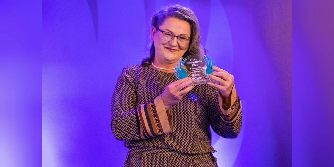 No Dia do Enfermeiro, servidora do HU-UEPG recebe Prêmio Protagonista 2021